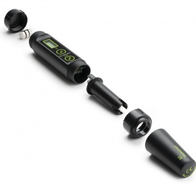 Medidor digital de pH e ORP desmontado, corpo preto com visor verde