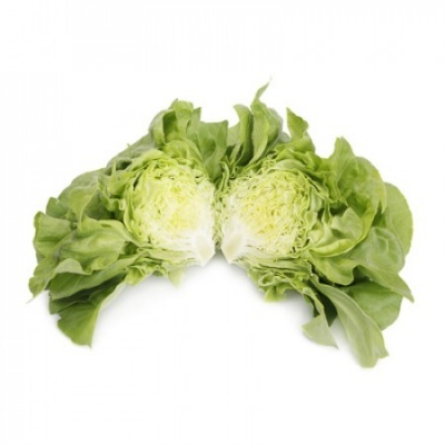 Alface cortada ao meio com folhas verdes frescas