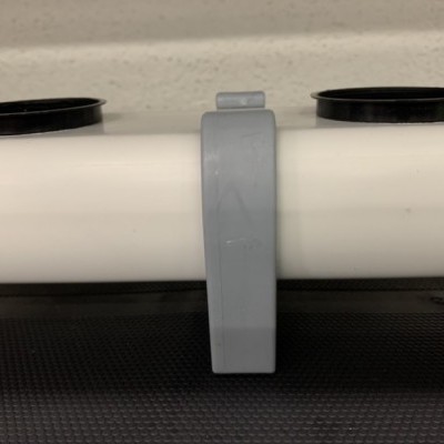 Abrazadera para tubería perforado de 80 mm