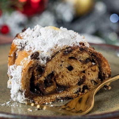 Fatia de bolo de chocolate com açúcar em pó no prato