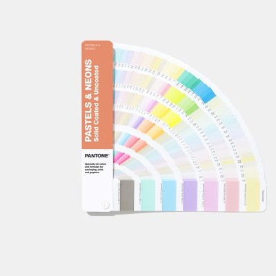 Guia de cores Pantone em leque com tons pastel e neon em várias cores