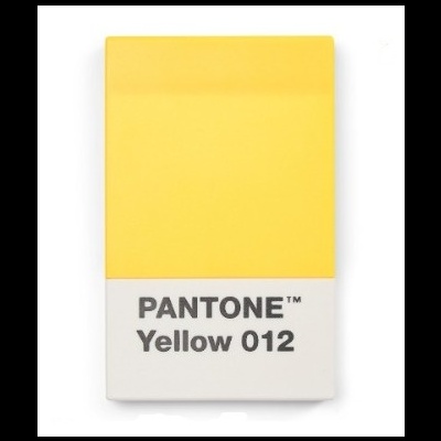 amostra rectangular da cor Pantone amarela com texto PANTONE Yellow 012