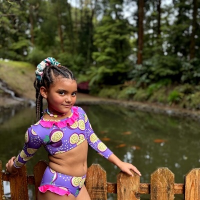 Fato de banho colorido de criança com padrão de frutas