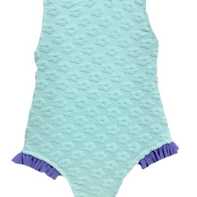 Fato de banho infantil azul claro com padrão texturado e folhos roxos