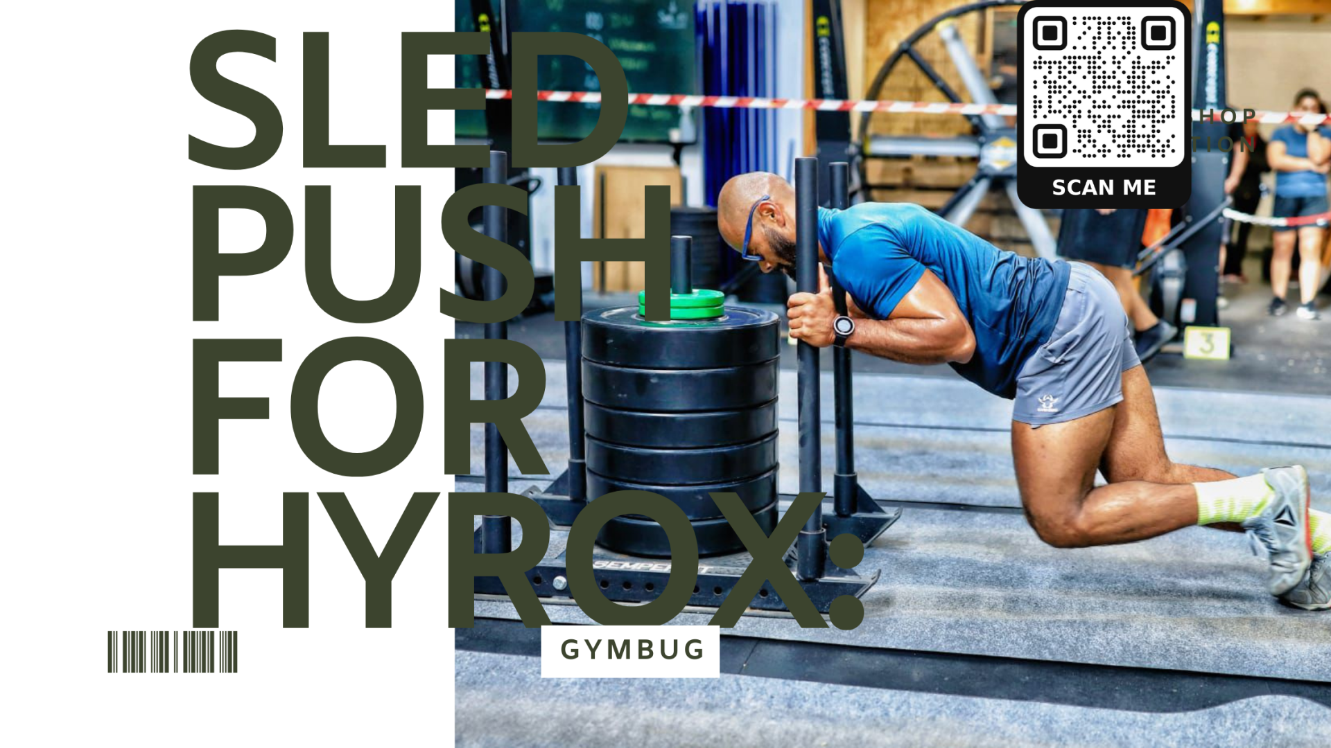 Homem a empurrar trenó de pesos numa sala de treino com texto promocional e código QR