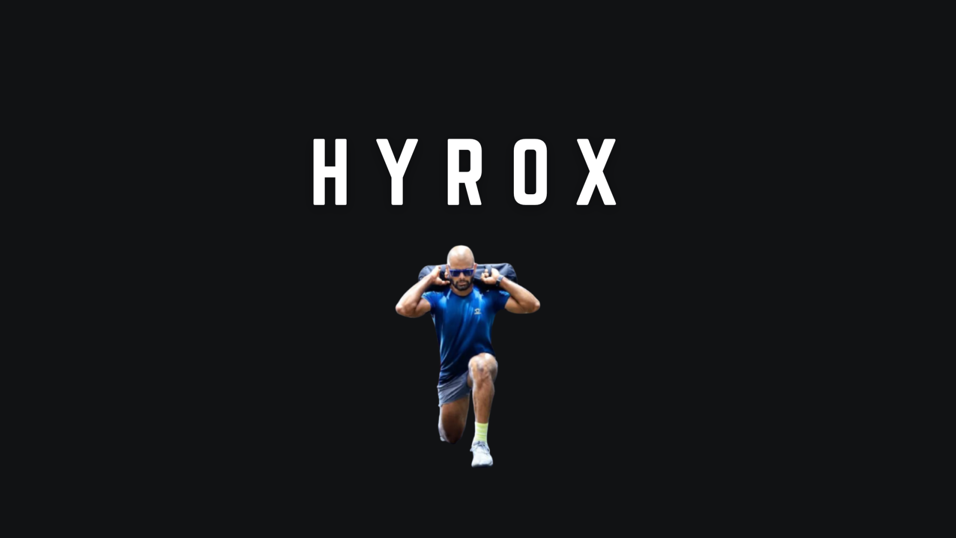 Homem a fazer exercício com kettlebell com texto HYROX em fundo preto