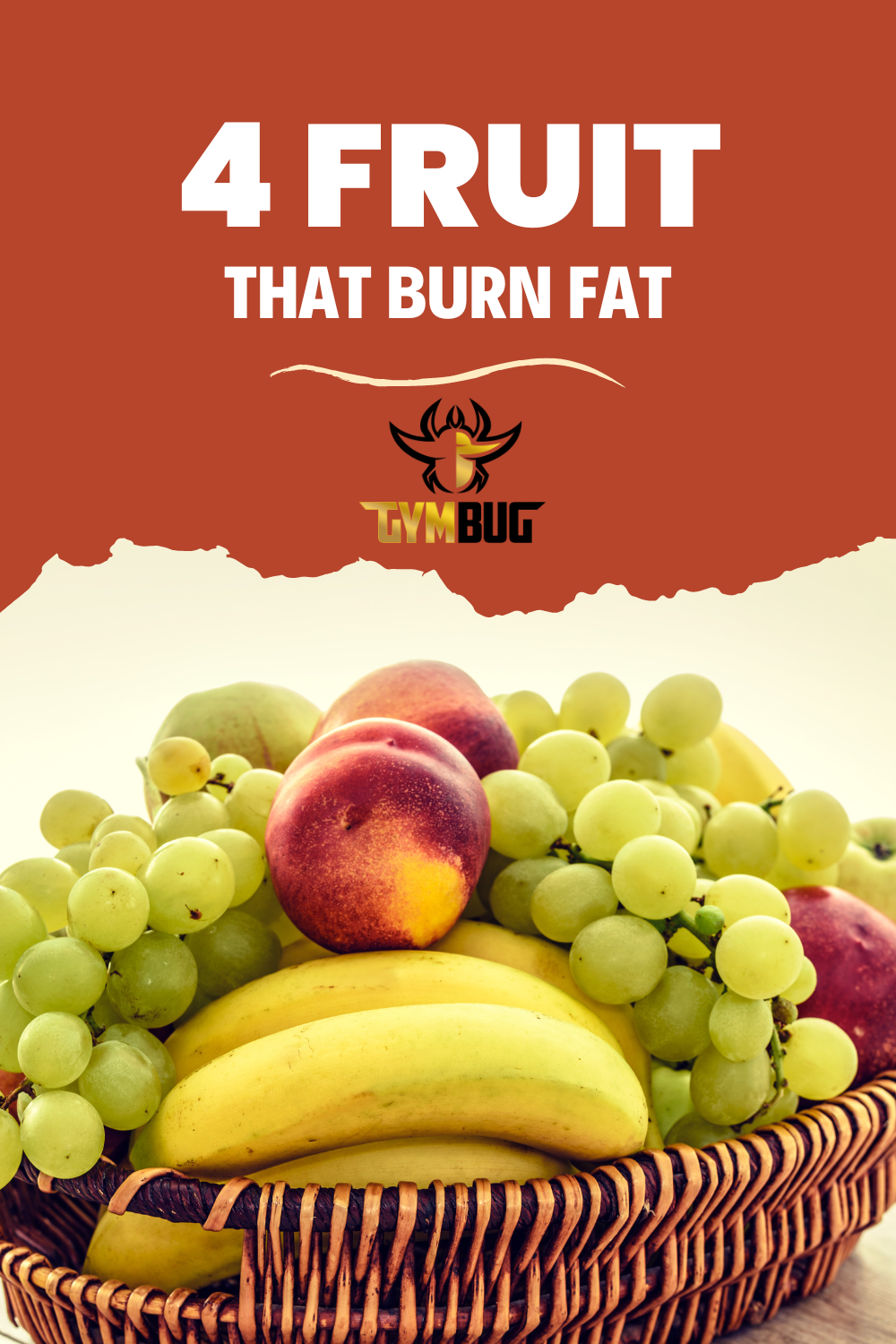 Cesto de vime com bananas, pêssegos e uvas verdes sobre fundo castanho e branco com texto