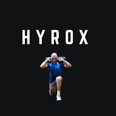 Hyrox: A Competição de Fitness que Une Força e Resistência Homem a fazer exercício com kettlebell com texto HYROX em fundo preto