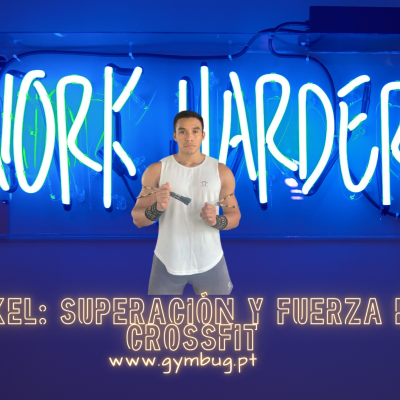Axel: Cómo el CrossFit y los materiales adecuados de Gymbug han llevado su rendimiento al siguiente nivel Letreiro néon azul com texto WORK HARDER e imagens de treino junto de texto promocional em castelhano