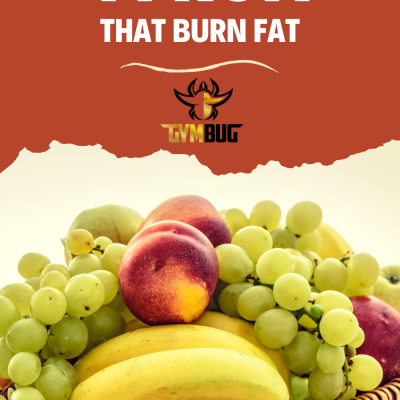 4 Frutas Poderosas para Queimar Gordura e Acelerar Seus Resultados Cesto de vime com bananas, pêssegos e uvas verdes sobre fundo castanho e branco com texto