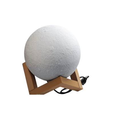 Luminária esfera branca com suporte de madeira castanha