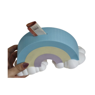 Cofre arco-íris com nuvens e moeda inserida