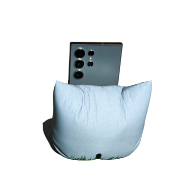 Almofada cinza claro segurando telemóvel cinzento com várias câmaras