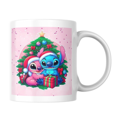 Caneca branca com personagens animados de Natal e árvore decorada.