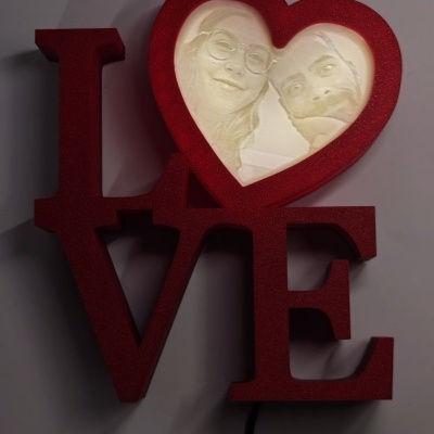 Objeto decorativo LOVE vermelho com coração iluminado com foto esculpida