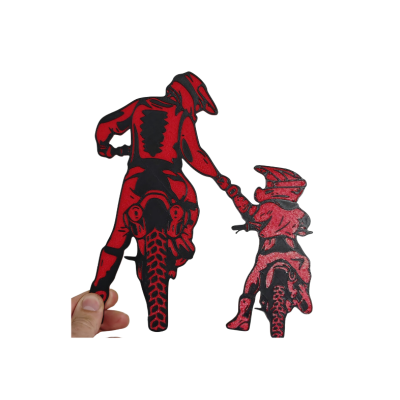 Dois patches em forma de motociclistas em vermelho e preto, fundo branco.