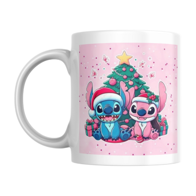 Caneca branca com imagem de personagens e árvore de Natal num fundo cor-de-rosa