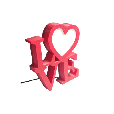 Luminária vermelha com a palavra LOVE e coração