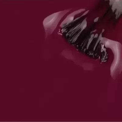 Escova a aplicar verniz ou esmalte vinho brilhante