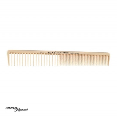 Pente bege claro com dentes finos e largos, texto impresso, fundo branco