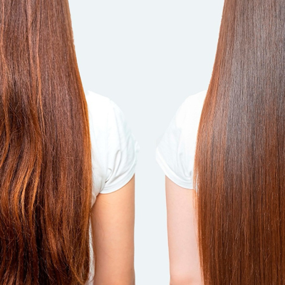 Mulher com cabelo castanho comprido, ondulado à esquerda e liso à direita, com t-shirts brancas