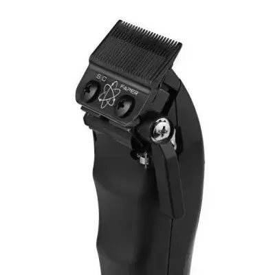 Aparelho de barbear elétrico preto com lâminas e texto SC FAPER