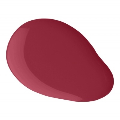 Gota de verniz vermelho brilhante sobre fundo branco