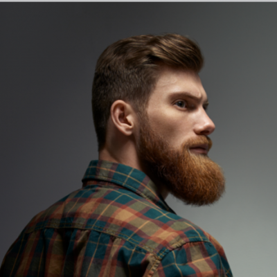 Homem com barba ruiva e camisa de flanela xadrez em fundo cinza