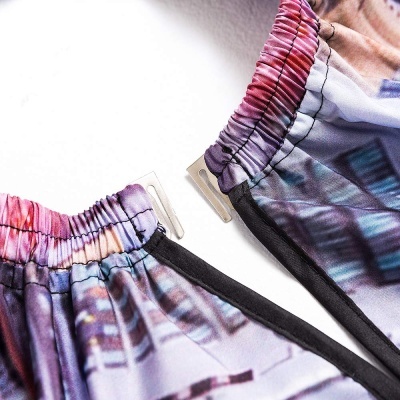 Fatos de banho com estampados coloridos e ganchos de metal