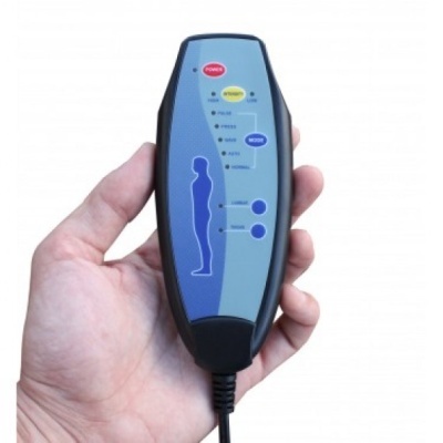 Comando remoto preto e azul claro com botões coloridos e gráfico de silhueta humana