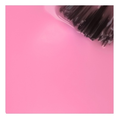 Escova com cerdas pretas numa superfície rosa