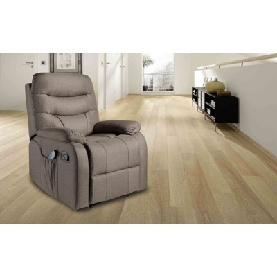 Cadeirão reclinável cinza acolchoado numa sala com chão em madeira clara
