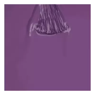 Pincel com tinta roxa sendo aplicado em fundo roxo