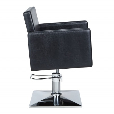 Cadeira de barbeiro preta com base metálica cromada em fundo branco