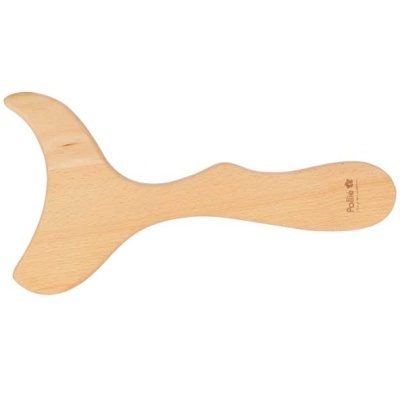 Utensílio de cozinha em madeira clara com formato curvado e alça