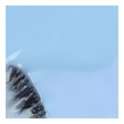 Superfície azul clara com padrão preto e branco no canto inferior esquerdo