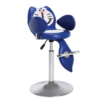 Cadeira infantil azul com design de personagem de desenho animado