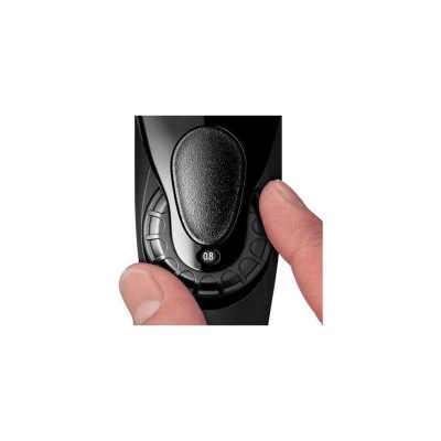 Aparelho preto com seletor circular ajustado por dedos humanos.