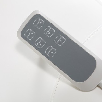Comando remoto branco com botões sobre superfície branca macia