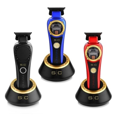 Três máquinas de barbear elétricas coloridas com bases de carregamento pretas com detalhes dourados