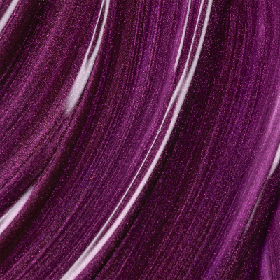 close-up de verniz ou esmalte de unhas roxo metálico