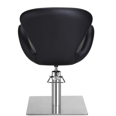 Cadeira de escritório preta com base metálica