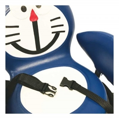 Cadeira infantil azul e branca com rosto de gato e cinto preto