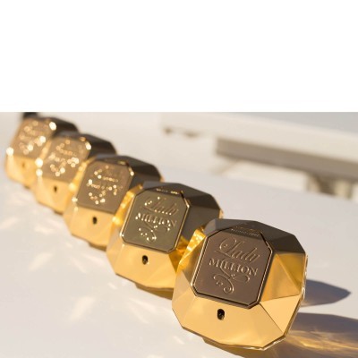 Perfumes Lady Million em frascos dourados facetados alinhados