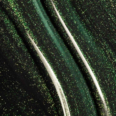 Verniz de unha em preto glitter verde dourado e linhas verde e bege brilhantes