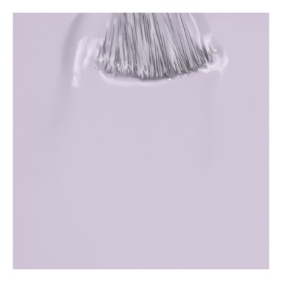 Pincel com esmalte lavanda aplicado