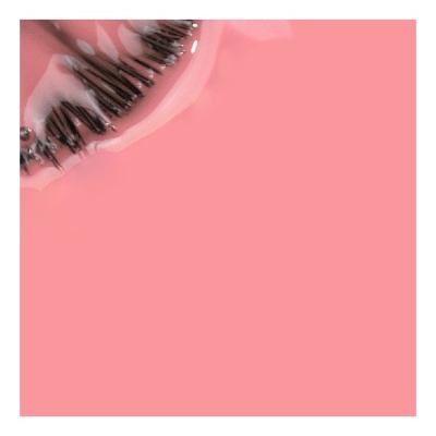 Fatía de quivi com sementes pretas em fundo rosa.