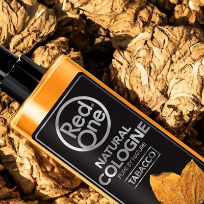 Frasco de colónia natural Red One com folhas de tabaco.