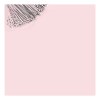 Secção de pincel ou escova com cerdas cinzentas sobre fundo rosa claro