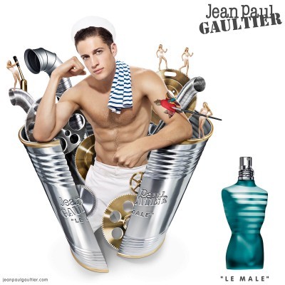 Publicidade perfume Jean Paul Gaultier Le Male com frascos em forma de torso masculino